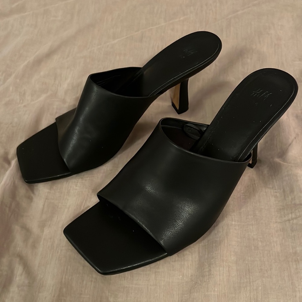 Black kitten heal shoes